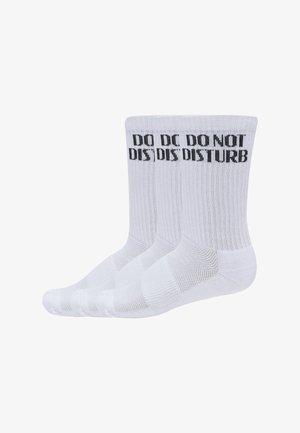 Weiße Sneakersocken mit schwarzem "BITTE NICHT STÖREN"-Text, oben eingestrickt, auf weißem Hintergrund in gestapelter Anordnung dargestellt.