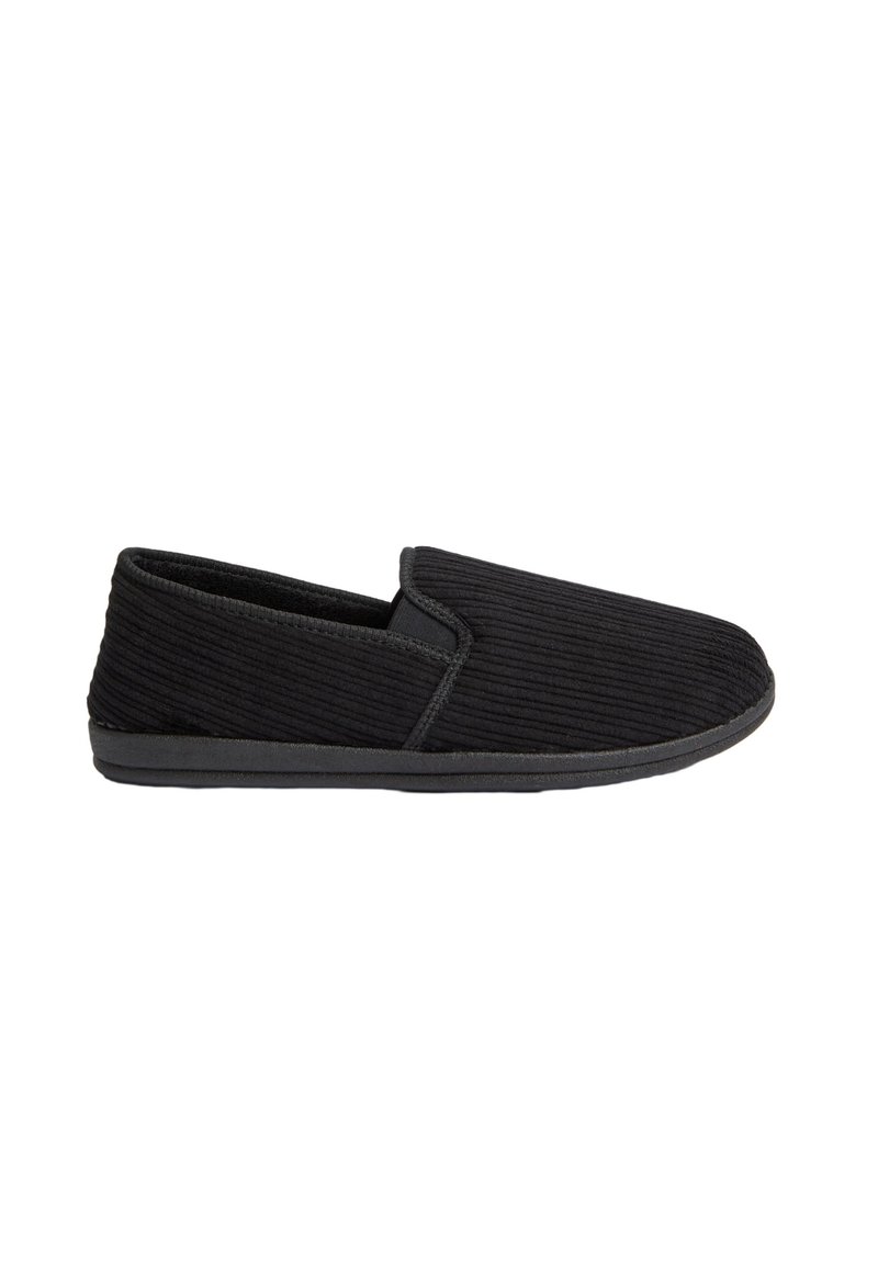 Scarpa slip-on in corduroy nero con design a profilo basso, superficie testurizzata e suola in gomma nera. Senza hardware o accenti visibili.