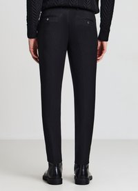 Pantaloni neri su misura con tessuto strutturato, design slim fit, due tasche posteriori con bottoni e taglio a gamba dritta.