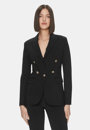 Blazer nero con design doppiopetto, accenti di bottoni dorati, rever a lancetta e due tasche frontali. Tessuto liscio e vestibilità su misura.