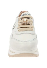 Sneaker bianco con lacci beige, caratterizzato da un accessorio decorativo a forma di ape, impreziosito da perle e cristalli sul davanti.