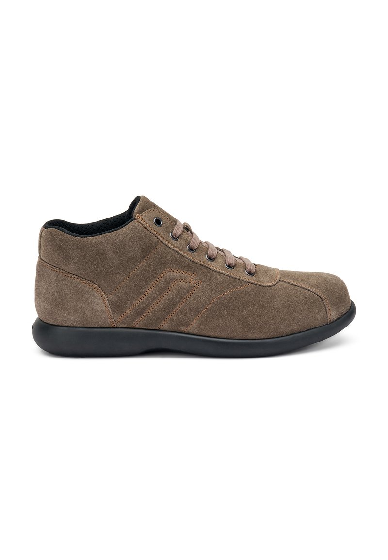 Sneaker high-top in suede marrone con punta arrotondata, suola in gomma nera, lacci marroni e cuciture decorative lungo i lati.