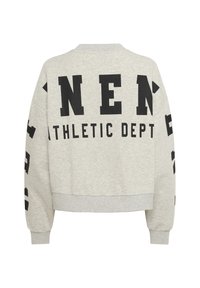Felpa grigia chiara con la scritta "NEW ATHLETIC DEPT" in grandi lettere nere a blocco sul retro e lettere nere sulle maniche.