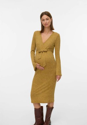 Robe de maternité en tricot côtelé moutarde, avec un décolleté en V profond, des manches longues, un lien à la taille et une longueur midi ajustée.