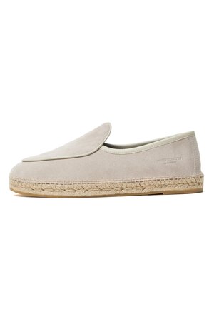 Espadrille beige en daim à enfiler avec semelle en jute cousue et design minimaliste.