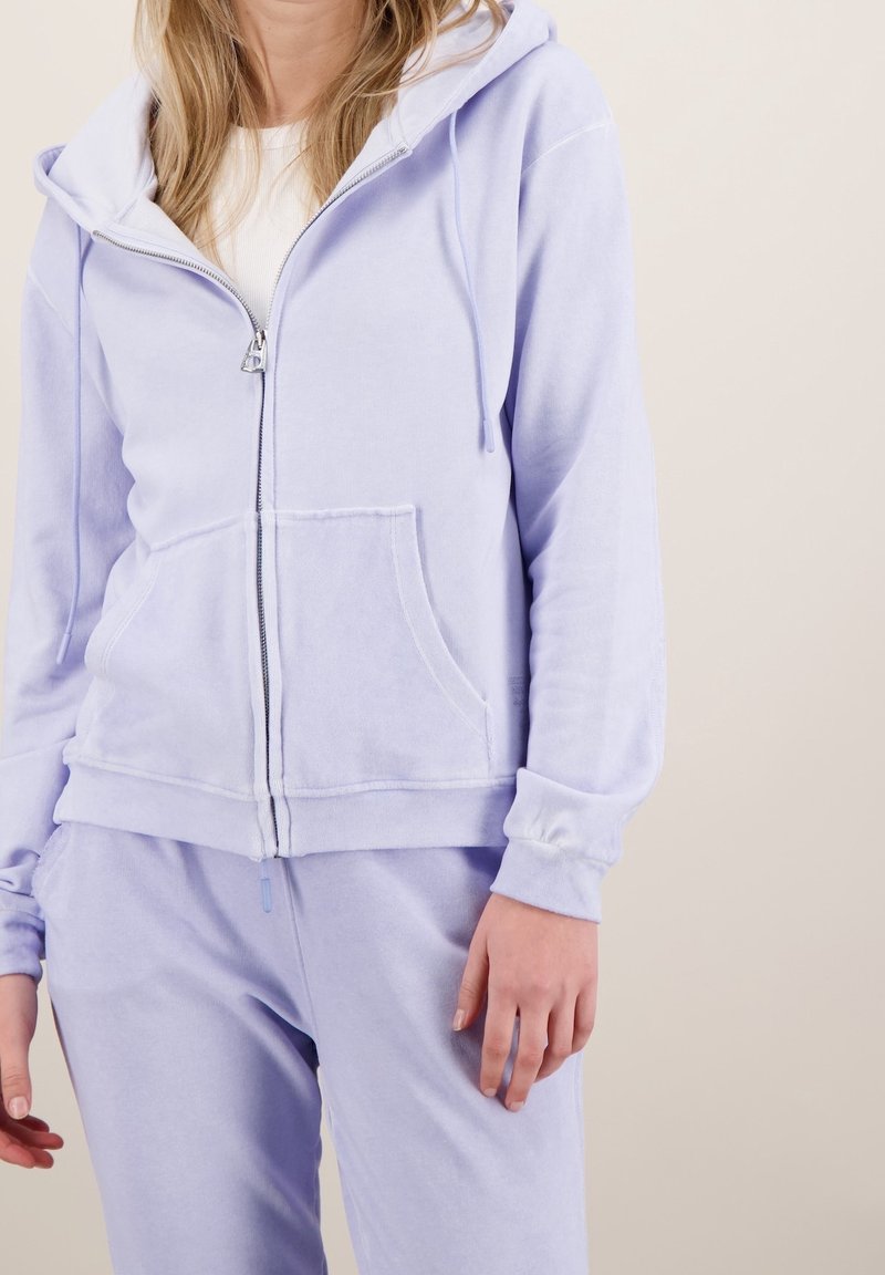 Levandulová mikina na zip z měkké látky, s přední kapsou, kapucí se stahovací šňůrkou a žebrovanými manžetami pro větší pohodlí.