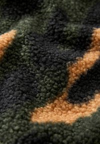 Next OUTDOOR QUARTER ZIP - Felpa con cappuccio - khaki green animal