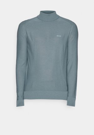 Lichtblauwe trui met lange mouwen, geribbelde manchetten en zoom, hoge ronde hals en klein wit "BOSS"-logo op de linkerborst.