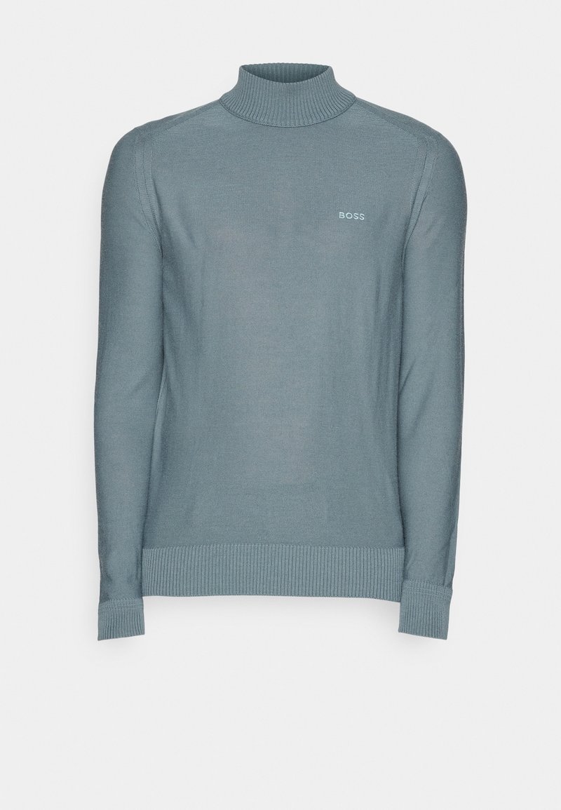 Pull bleu clair à manches longues avec poignets et ourlet côtelés, col ras du cou haut, et petit logo blanc "BOSS" sur la poitrine gauche.