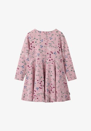 Robe à manches longues, rose, avec des motifs floraux en violet, bleu et vert. Présente une jupe évasée et un col rond. Texture de tissu douce.