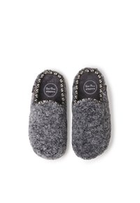 Pantofole grigie realizzate in morbido materiale peloso, con un bordo a maglia bianco e nero lungo l'apertura. Patches rotondi del logo sulla soletta.