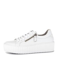 Baskets en cuir blanc avec une semelle plateforme texturée, dotées de fermetures à lacets et d'un détail de zip sur le côté. Fini lisse avec des coutures minimales.
