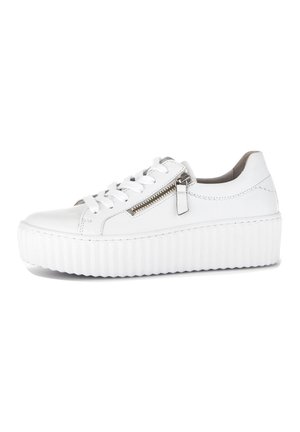 Baskets en cuir blanc avec une semelle plateforme texturée, dotées de fermetures à lacets et d'un détail de zip sur le côté. Fini lisse avec des coutures minimales.