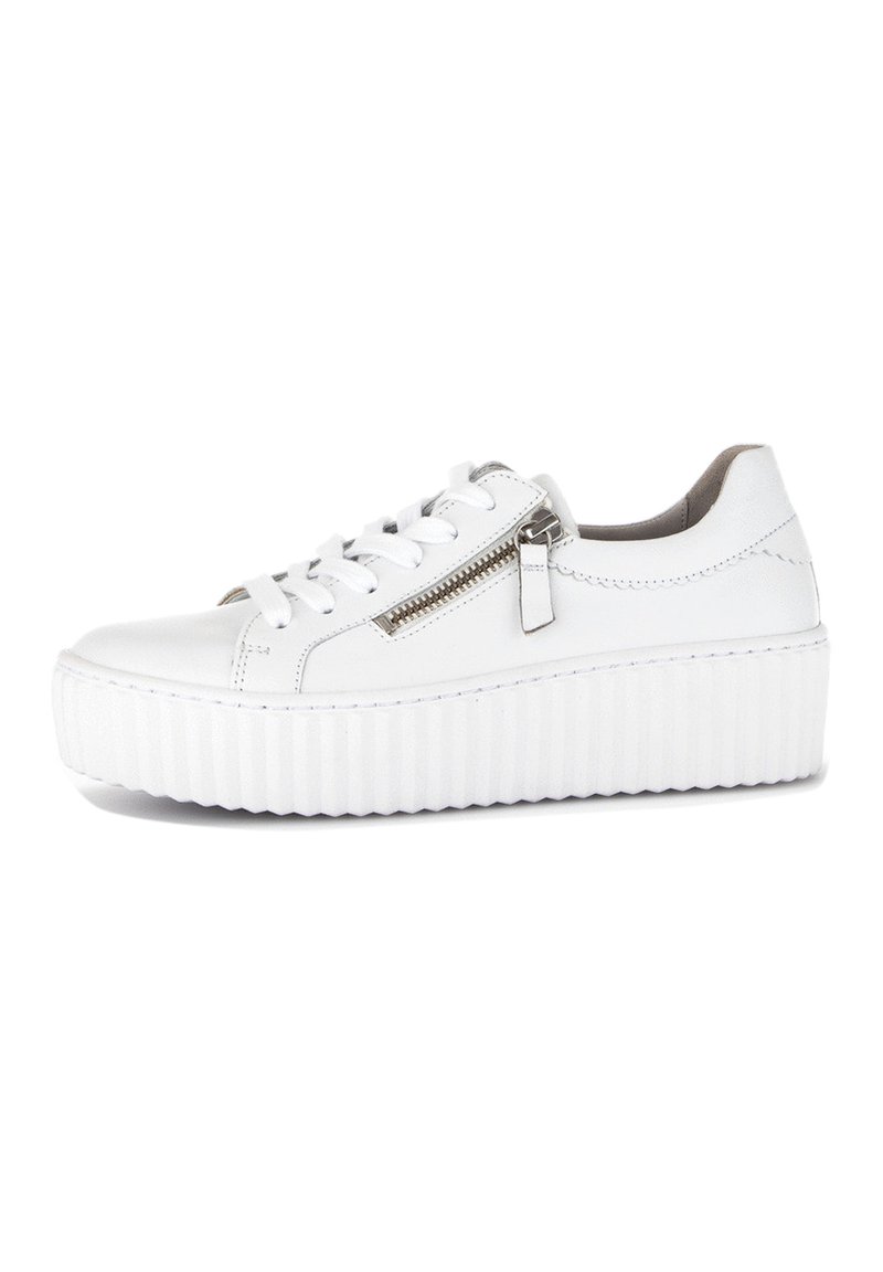 Baskets en cuir blanc avec une semelle plateforme texturée, dotées de fermetures à lacets et d'un détail de zip sur le côté. Fini lisse avec des coutures minimales.