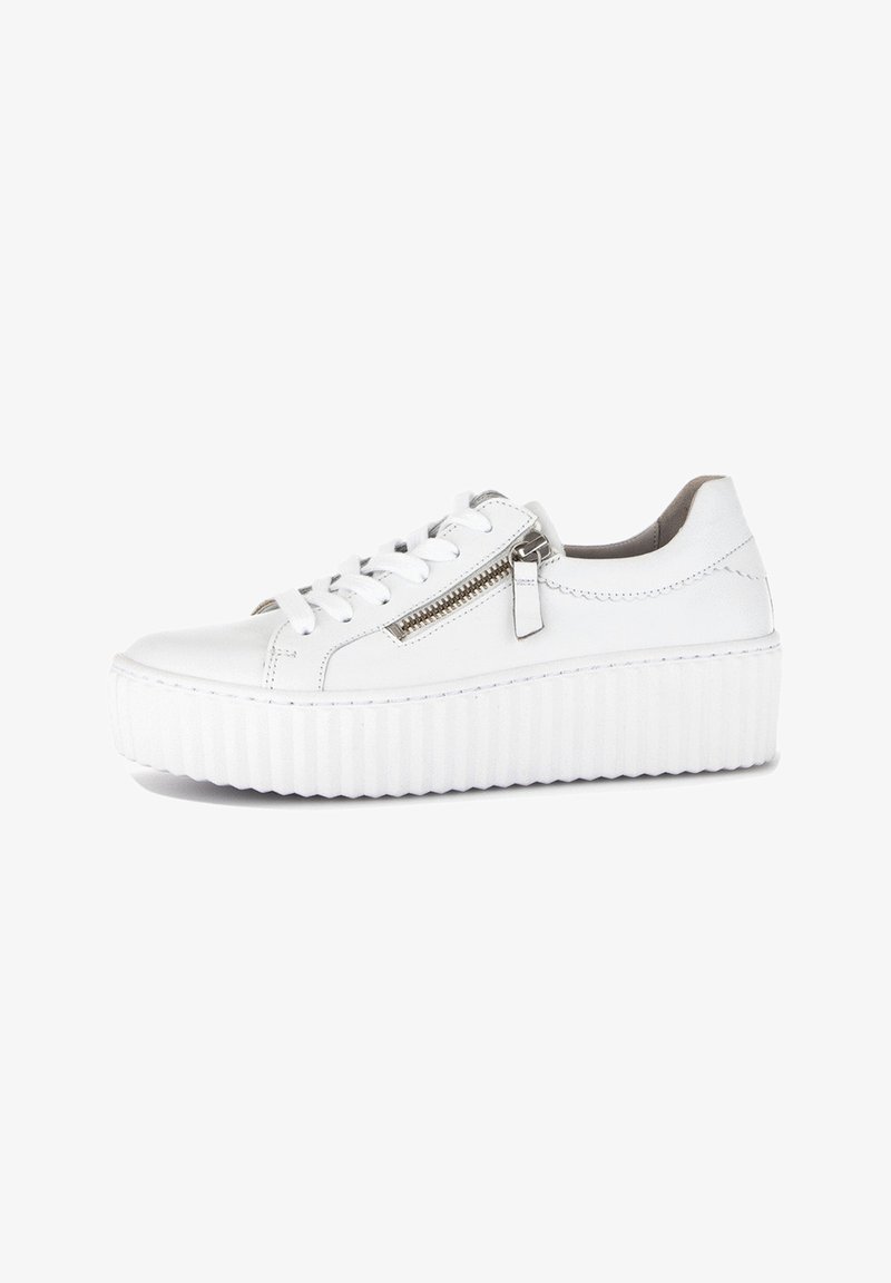 Baskets en cuir blanc avec une semelle plateforme texturée, dotées de fermetures à lacets et d'un détail de zip sur le côté. Fini lisse avec des coutures minimales.