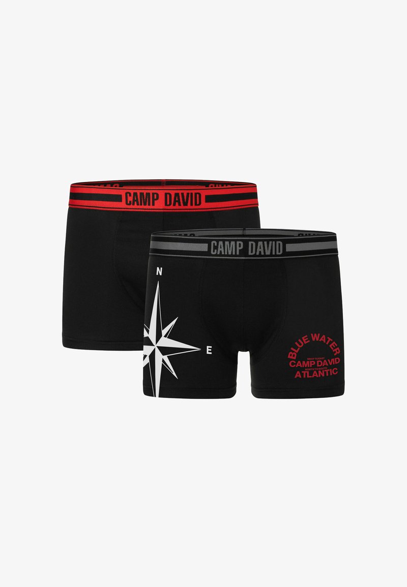 Due paia di boxer in tessuto nero per uomo. Uno ha una cintura rossa con il testo "CAMP DAVID"; l'altro presenta un design a bussola e logo in grigio e rosso.