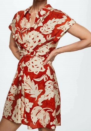 Robe rouge à fleurs avec manches courtes, ornée de motifs de feuilles blanches, taille nouée et col. Fabriquée en tissu léger.