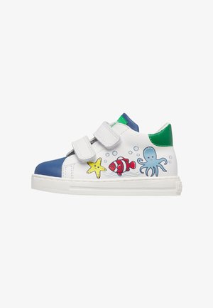 Sneaker bianca per bambini con punta blu, tallone verde e illustrazioni di una stella marina, un pesce pagliaccio e un polpo sul lato, chiusa con due strap in Velcro.