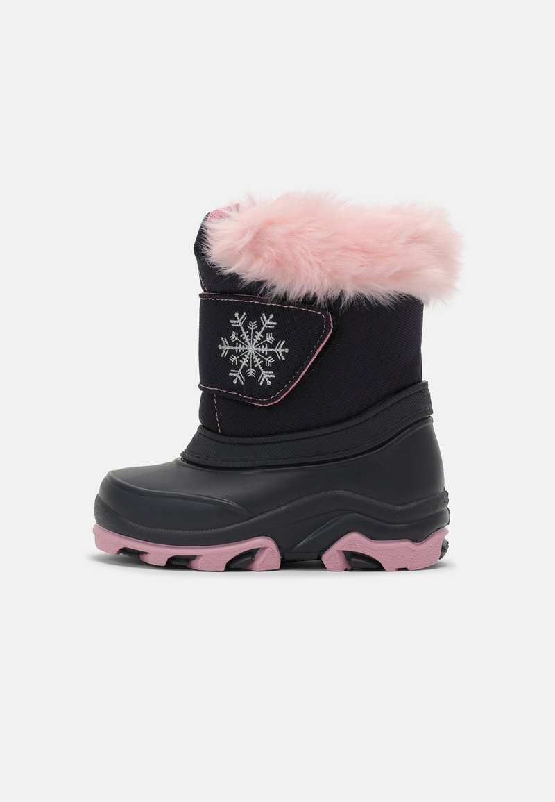Botte d’hiver pour tout-petit noire et rose avec bord en fausse fourrure rose, écusson flocon de neige et semelle rose texturée pour une bonne adhérence.