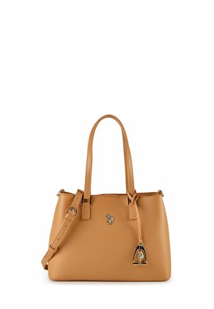 Sac à main en cuir camel avec deux longues lanières, bandoulière ajustable et un emblème argenté de cavalier sur une surface lisse et texturée.