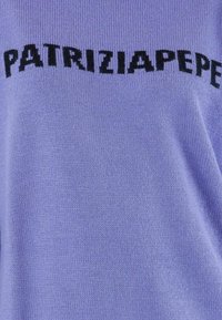 Maglione a maglia lilla con superficie texture e bold logo nero "PATRIZIA PEPE" sul petto. Design semplice e moderno.
