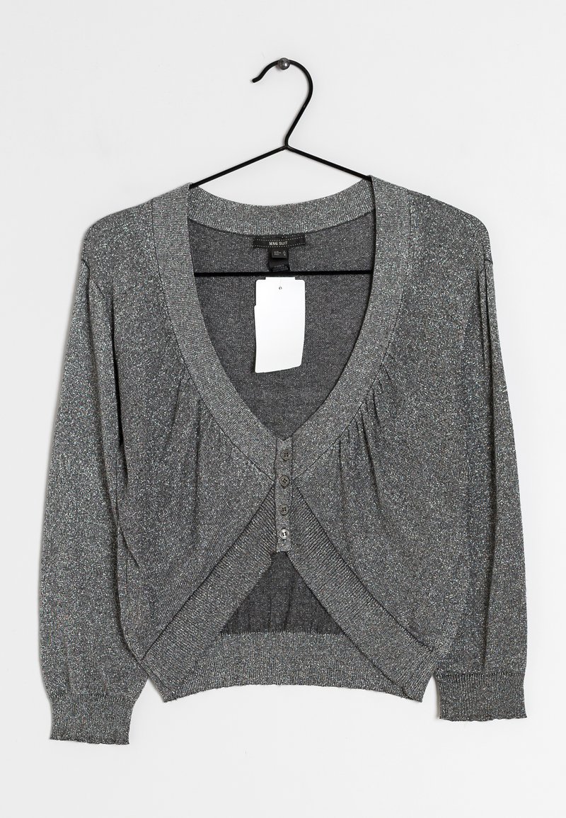 Grauer, kurzer Cardigan mit V-Ausschnitt, langen Ärmeln und gerafften Details. Verfügt über einen Knopfverschluss und einen strukturierten, glitzernden Stoff.