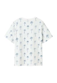 T-shirt blanc à manches courtes avec un motif répété de palmiers bleu clair. Coupe décontractée avec un col rond et une texture de tissu douce.