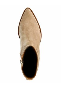 Stivale alla caviglia in suede beige con punta appuntita, lati curvi e interno nero. Presenta una piccola cerniera argentata sul lato esterno.