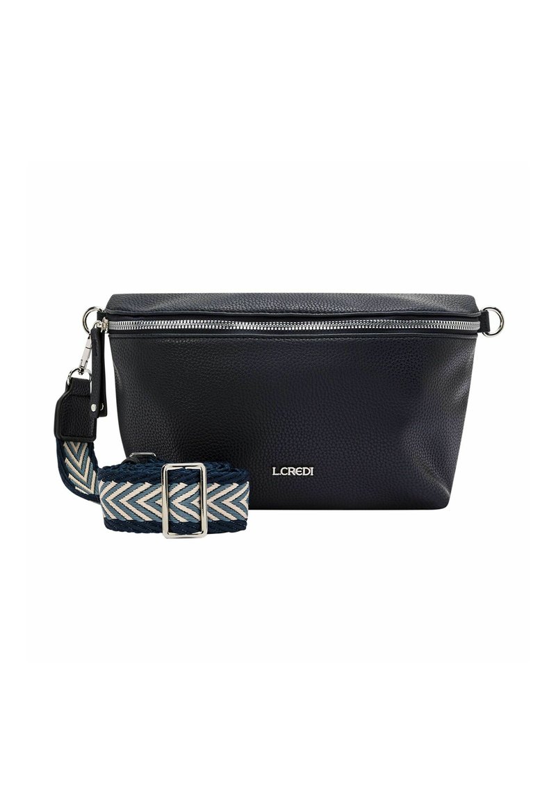 Borsa a tracolla in pelle nera texture con zip argentata e una tracolla staccabile a zig zag blu e bianco.