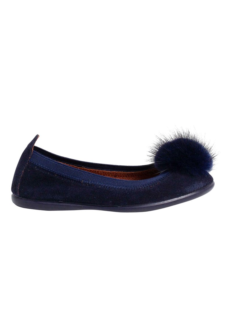 Ballerine en suede bleu marine avec un pompon rond bleu marine sur le bout, des panneaux latéraux élastiques et une semelle flexible en caoutchouc noir.