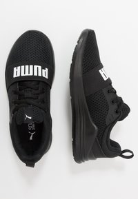 Zwarte sportschoenen met een bovenwerk van mesh, een contrasterend wit logo, vetersluiting, gevoerde kraag en een gestructureerde rubberen zool voor grip.