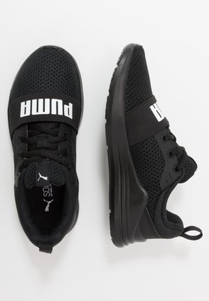 Chaussures de sport noires avec un dessus en mesh, logo blanc contrastant, design à lacets, col rembourré et semelle en caoutchouc texturé pour une meilleure adhérence.