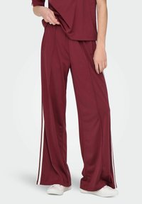 NORMAL GESCHNITTEN - Trousers - ruby wine