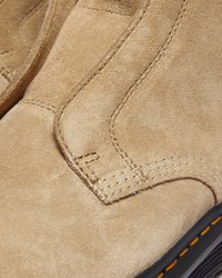 Bocanci scurti din suede bej, cu cusături contrastante în nuanța portocalie, textură netedă, panouri laterale elastice și talpă din cauciuc negru.
