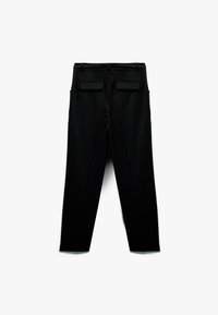 Zwarte op maat gemaakte broeken met een gladde textuur, voorzien van twee achterzakken en een recht beenontwerp. Geen zichtbare patronen of versieringen.
