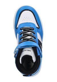 Blauwe en witte sneaker met zwarte accenten, synthetisch lederen materialen, geperforeerde neus, zwarte veters en klittenbandsluiting. Maat 26 gedrukt aan de binnenkant.