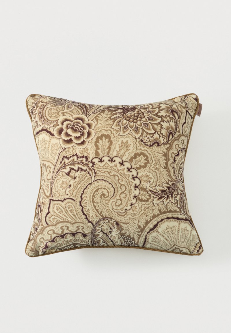 Coussin décoratif carré avec des motifs floraux et cachemire complexes beige et marron sur tissu.