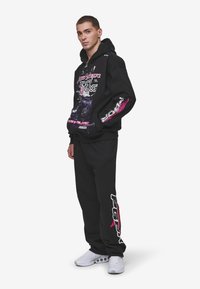 Pegador SAXON JACKET - Užtrauktuku užsegamas treningas - washed black