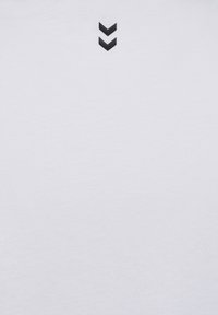 T-shirt blanc avec une texture lisse, présentant un design minimaliste et trois stripes en chevron noirs imprimées près de l'encolure.