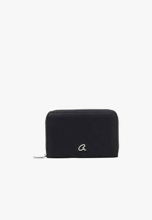 Cartera negra con cremallera alrededor, con un pequeño logo plateado en minúscula "a" en el frente, superficie de cuero texturizado y tirador de cremallera plateado.