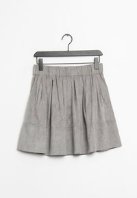 Falda de ante gris con pliegues y cinturilla elástica, colgando de una percha de plástico negro. Presenta una silueta acampanada y una textura suave.
