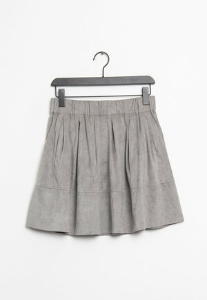 Grijze suède rok met plooien en een elastische tailleband, hangend aan een zwarte plastic hanger. Kenmerkt een uitlopende silhouet en een gladde textuur.