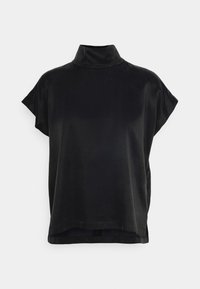 Haut noir à manches courtes avec un col montant. Tissu lisse et léger avec une coupe décontractée et un ourlet droit. Design épuré et minimaliste.