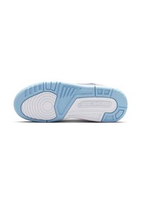 Semelle de chaussure de basket bleu et blanc avec caoutchouc texturé, motifs de traction circulaires et logo "JORDAN" en relief sur le côté.
