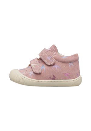 Chaussure rose pour tout-petit avec des motifs d'oiseaux, deux bandes Velcro et une semelle en caoutchouc blanche avec un embout texturé.