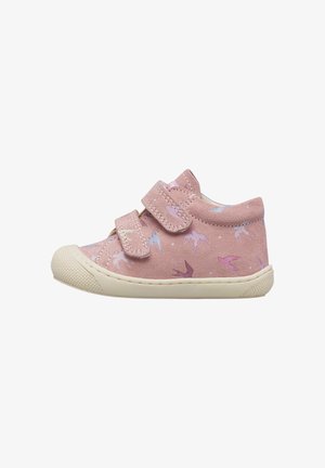Chaussure rose pour tout-petit avec des motifs d'oiseaux, deux bandes Velcro et une semelle en caoutchouc blanche avec un embout texturé.