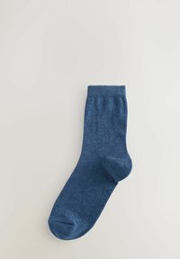 Mėlyna kojinė, pagaminta iš tekstūruoto pynimo audinio, standartinio ilgio, su apvaliu pirštu ir banguota apykakle.