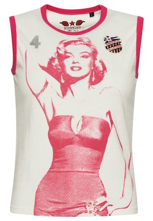 Biały bawełniany top bez rękawów z różowym nadrukiem graficznym przedstawiającym kobietę, różowym okrągłym dekoltem i ozdobną naszywką na ramieniu.