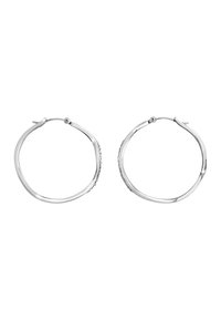 Elegant náušnice ve tvaru kruhu ve stříbrném tónu s propleteným designem a malými zasazenými čirými krystaly podél vnějšího oblouku, zobrazené otevřené.