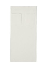 Tessuto lavorato a maglia bianco con due tasche quadrate sul davanti; texture liscia e forma dritta senza motivi o accenti aggiuntivi.